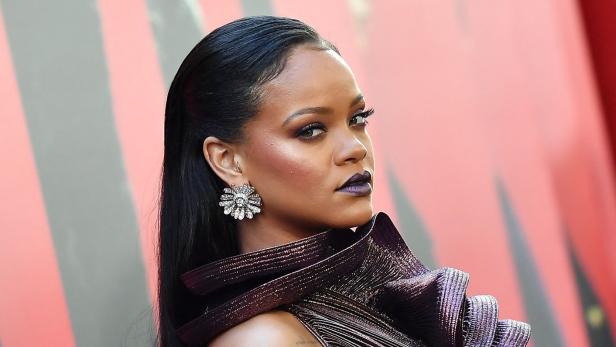 La chanteuse, Rihanna, photo vue de profil, avec un regard détournée
