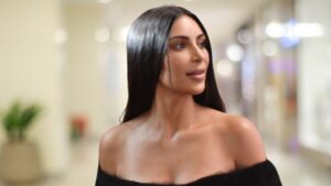 Kim kardashian, vue de profil