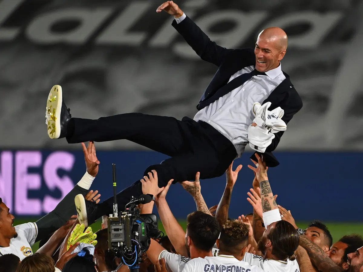 Zinedine zidane, célébré par les joueurs après la victoire du real madrid en final de la league des champions