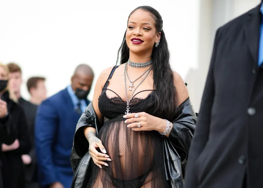 Rihanna, avec sa nouvelle grossesse, habillée en robe noir transparente