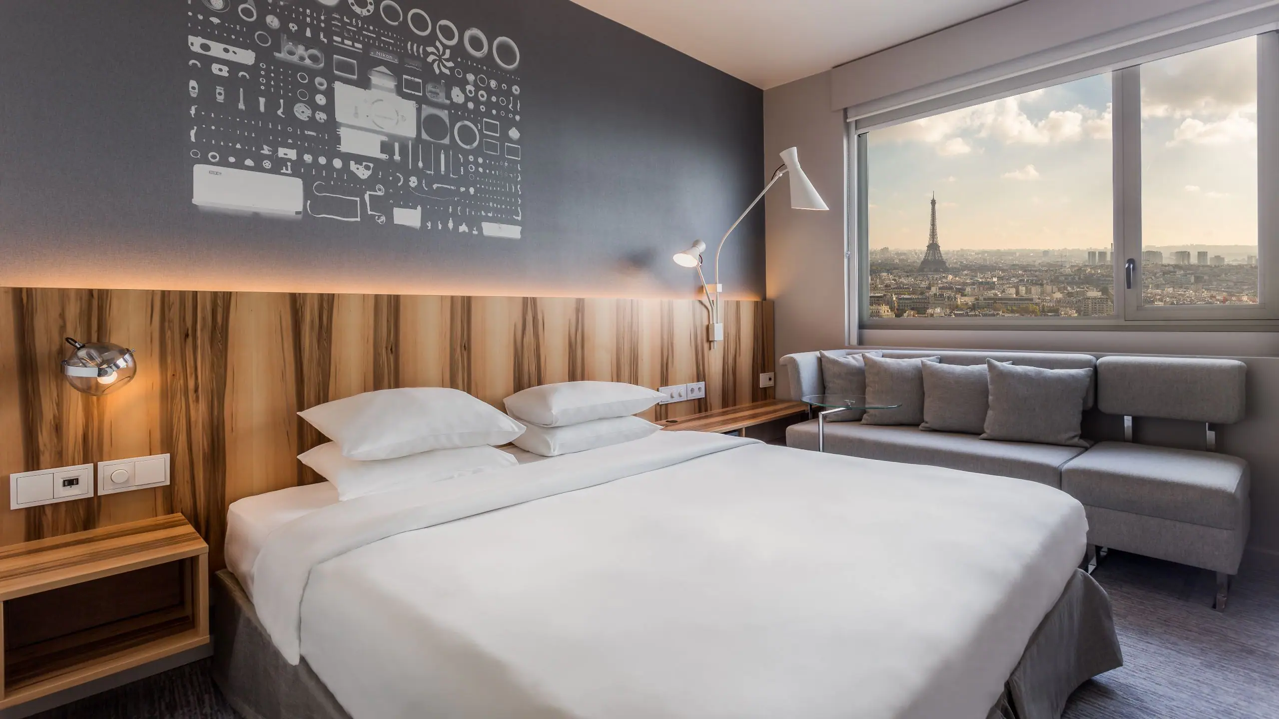 Photo d'une chambre du Hyatt Regency Paris Etoile avec en fond la tour eiffel