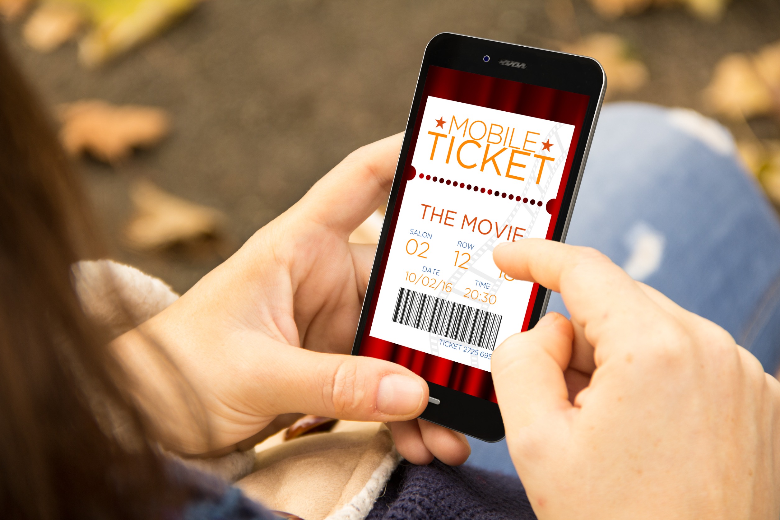 Une femme consulte son ticket numérique sur son portable, vue gros plan sur le portable avec le ticket