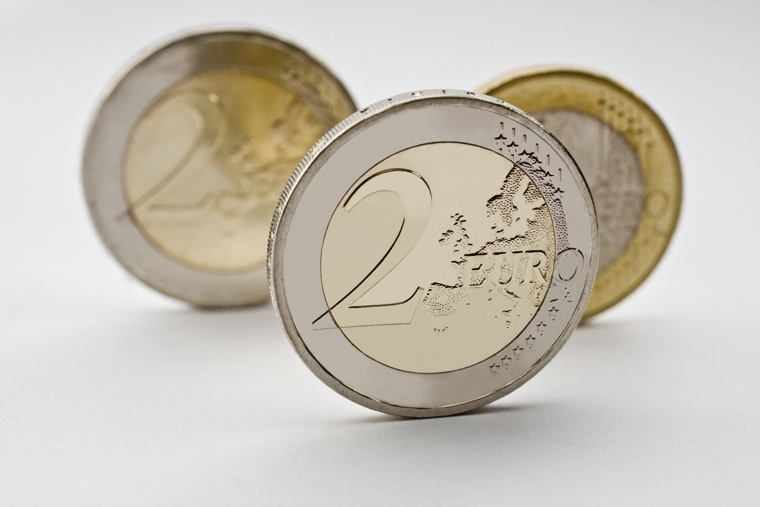 3 pièces de 2 euros placées les uns derrières les autres.