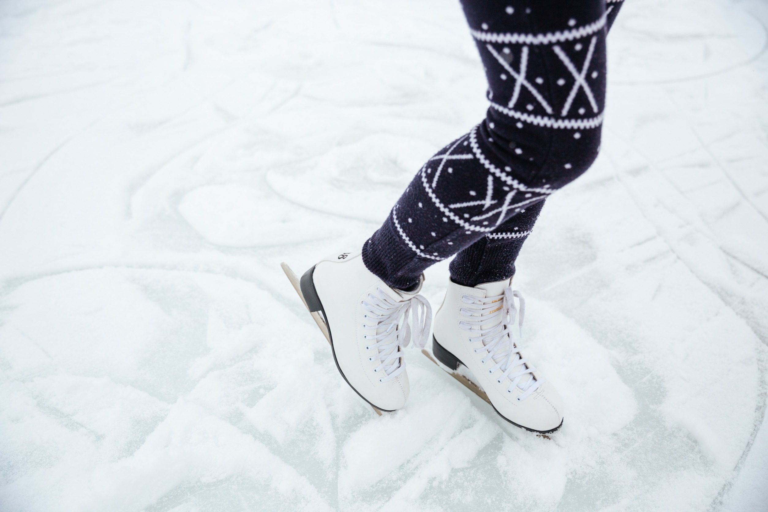 Vue des jambes d'une femme portant des collants, se promenant au dehors, sur la neige, avec des chaussures