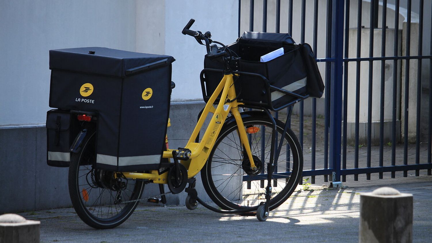 Vélo électrique d'un livreur La Poste garée
