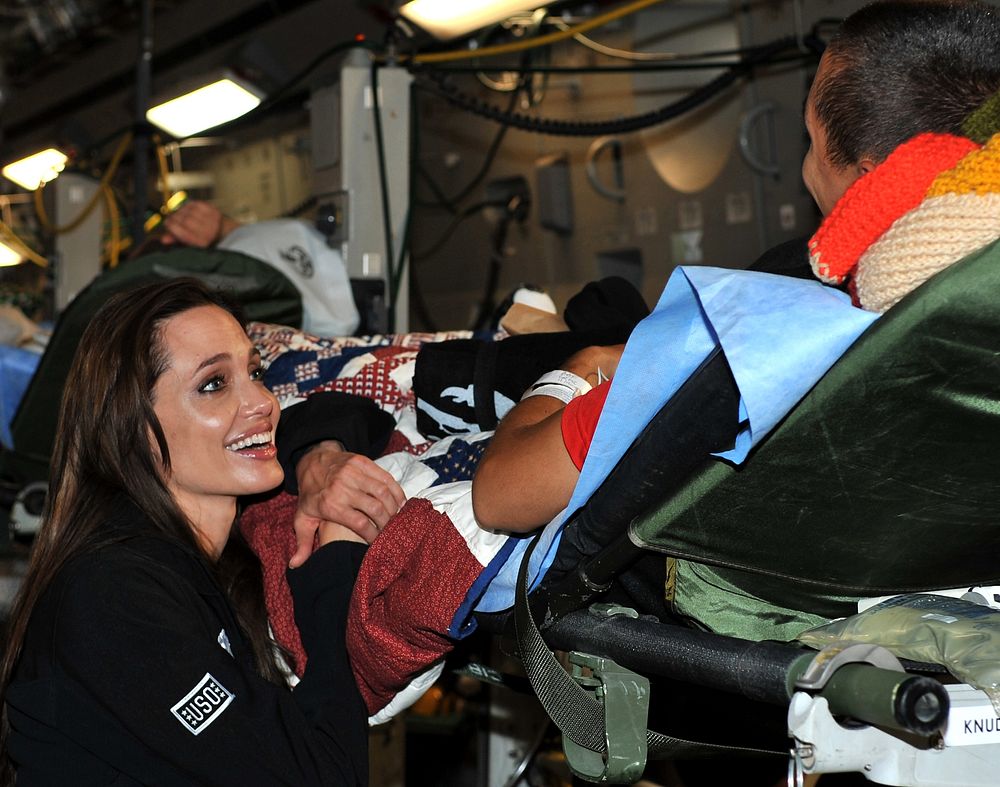 Angelina Jolie, discute avec des personnes blessées de l'armée américaine en mai 2011. Photo prise lors de la visite à la base aérienne de Ramstein.