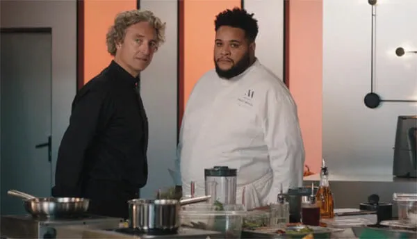 A la cuisine dans "ici tout commence"