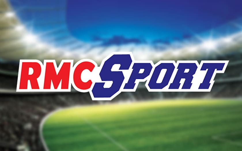 Logo RMC Sport, sur un arrière plan de stade de foot, alternative à Rojadirecta