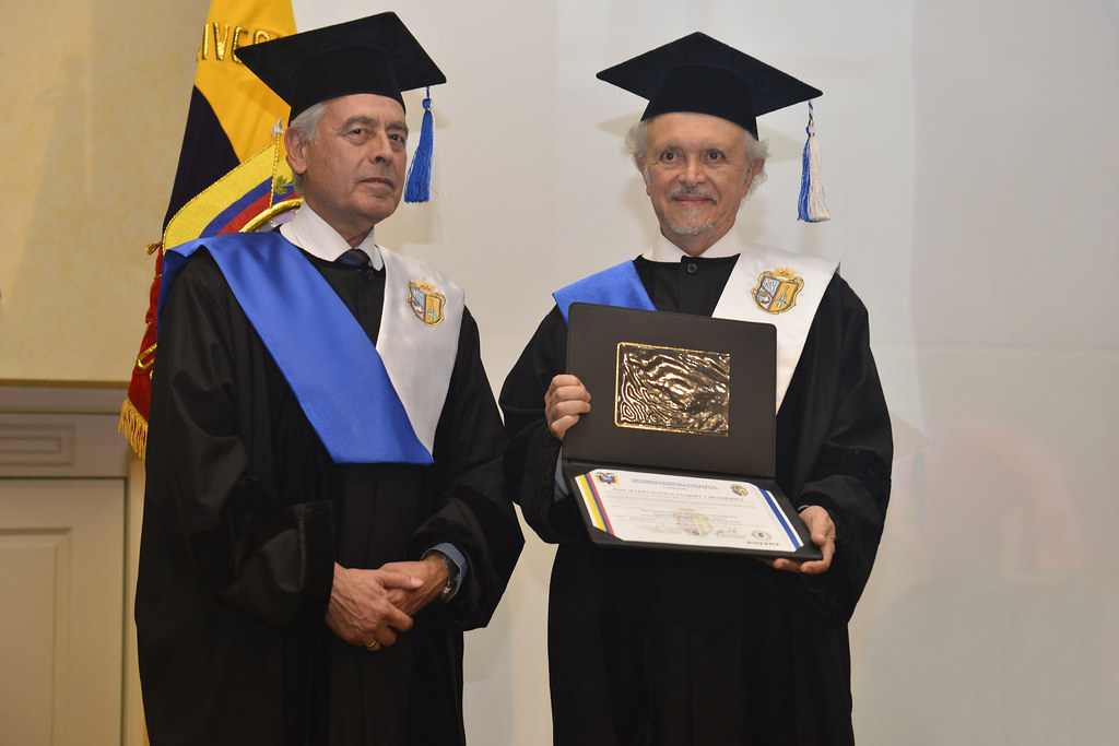 Professeur Morio molina reçoit une prestigieuse distinction