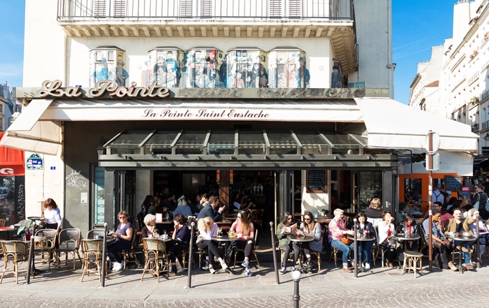Le célèbre restau brasserie à paris, bistrot Le Pointe Saint Eustache, ouvert avec des clients
