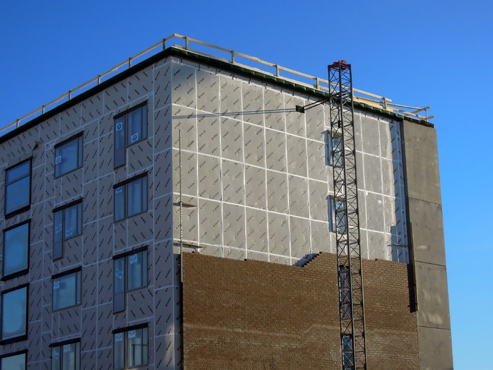 Revêtement de la façade extérieur d'un immeuble. Concept d'isolation mur intérieur
