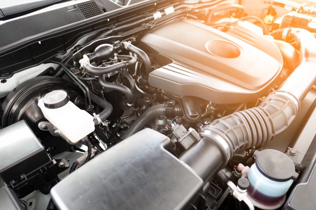 Le moteur d'une voiture avec ses différents composants, dont la pompe à essence