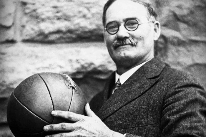 Dr James Naismith avec un ballon de basket