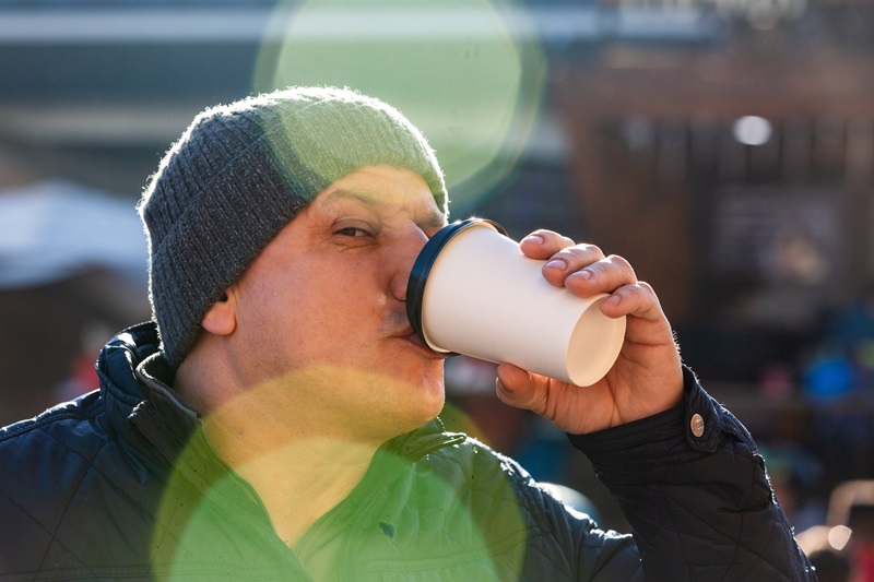 Homme, en pleine forme, bois du café le matin