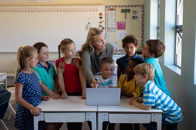 Une salle de classe avec une maitresse et des élèves. Concept