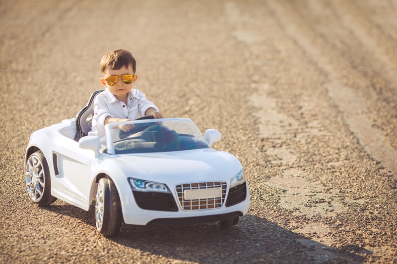 Enfant conduit une voiture électrique