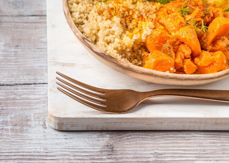 tajine de légumes racines au millet servi dans un plat