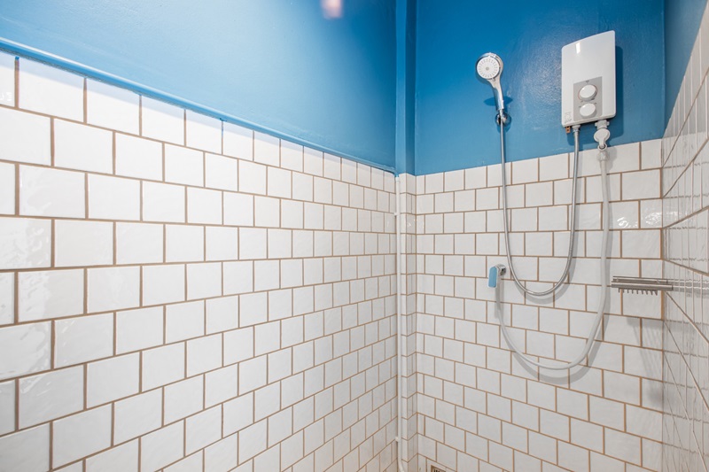 Salle de bain avec carrelage