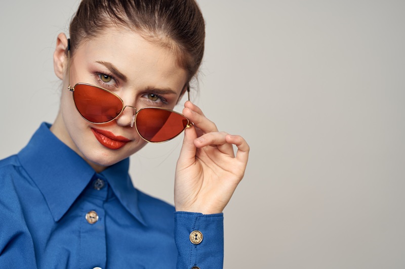 Femme avec des lunettes haut de gamme