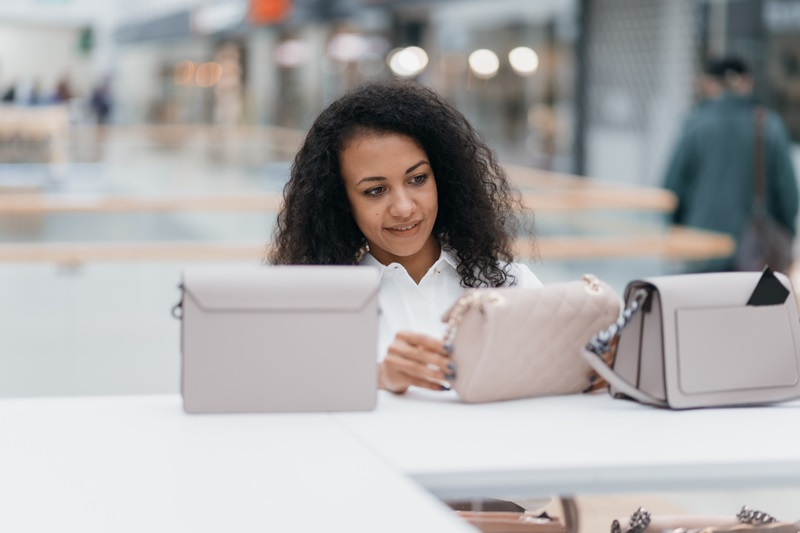 Femme choisi son Sac travail