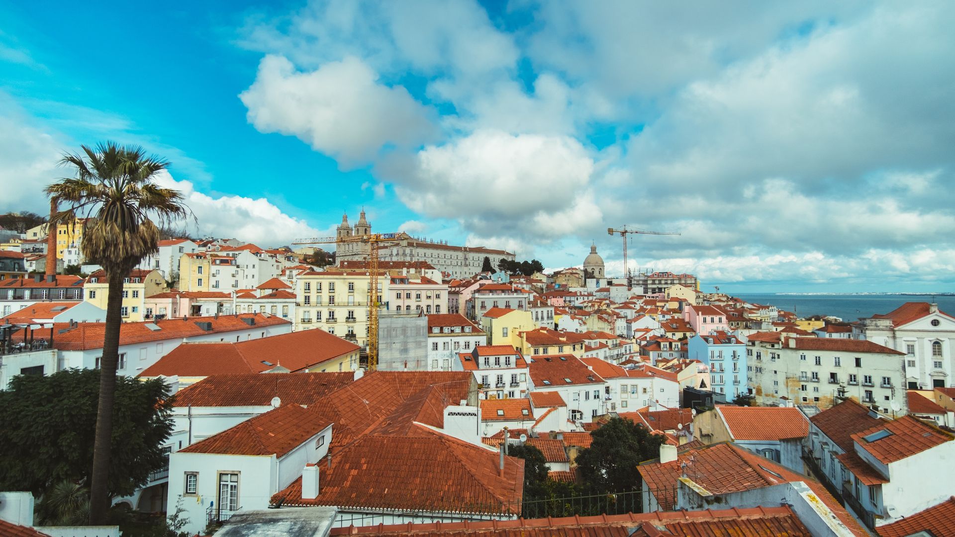 Vue en hauteur de toit de maison portugal bord de mer