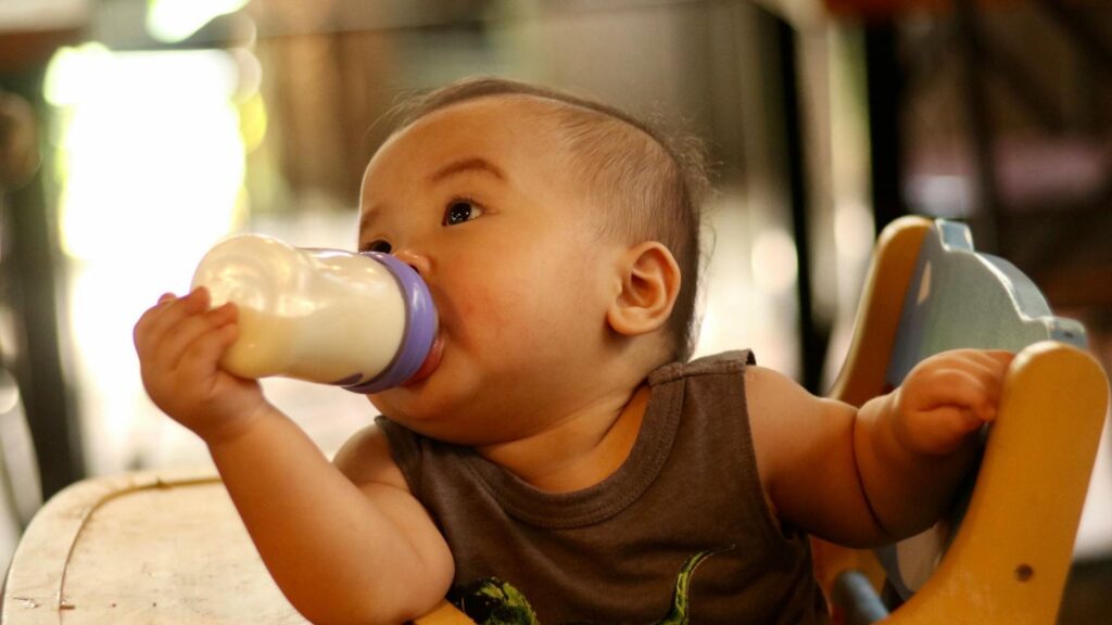 bébé boit du lait
