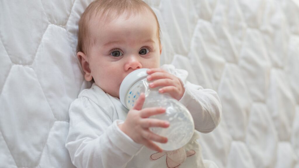 bébé boit du lait Enfamil A+