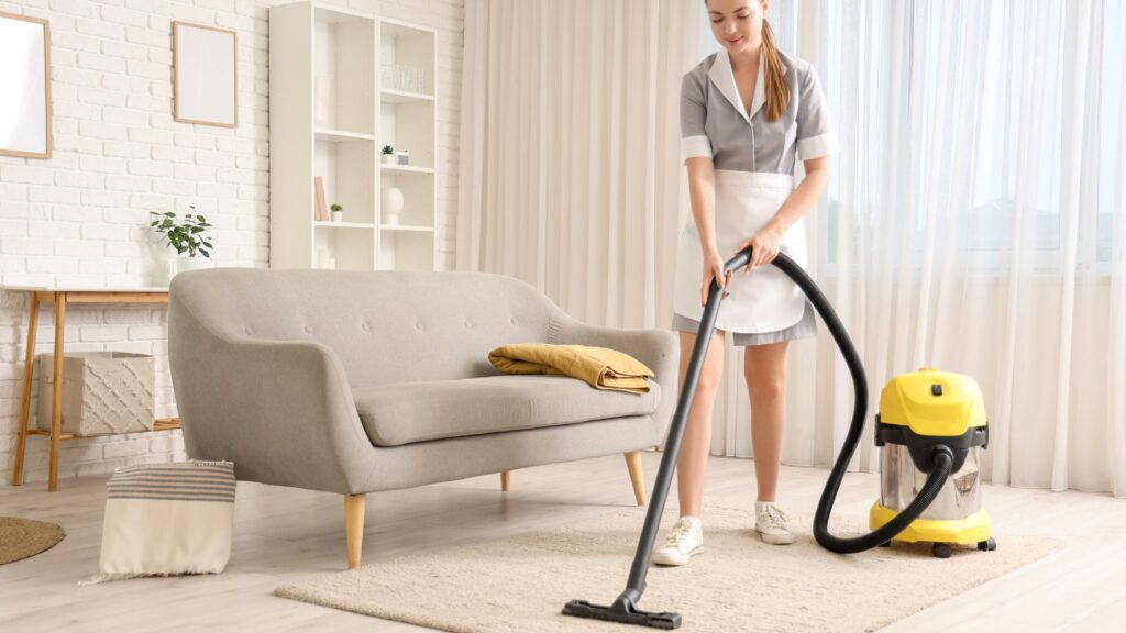 Femme de ménage avec aspirateur