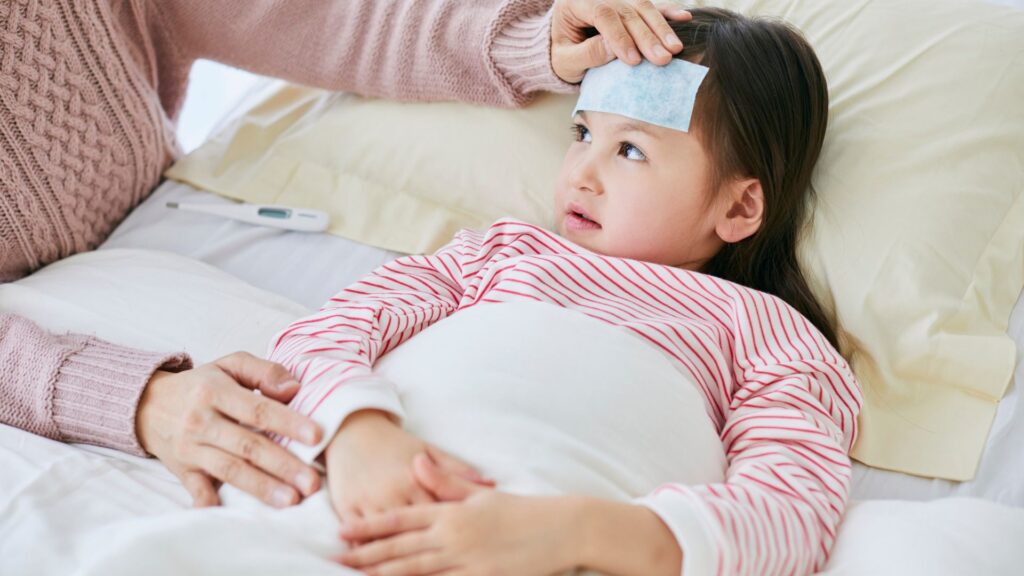 bébé à le corps chaud