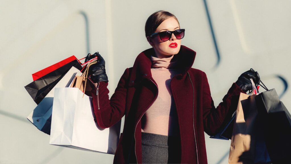 Femme après shoping à Grain de Malice