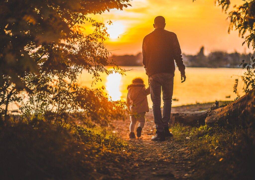 Parent et enfant marchant vers l'horizon