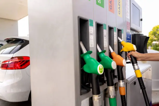 Une station d'essence moins cher au supermarché