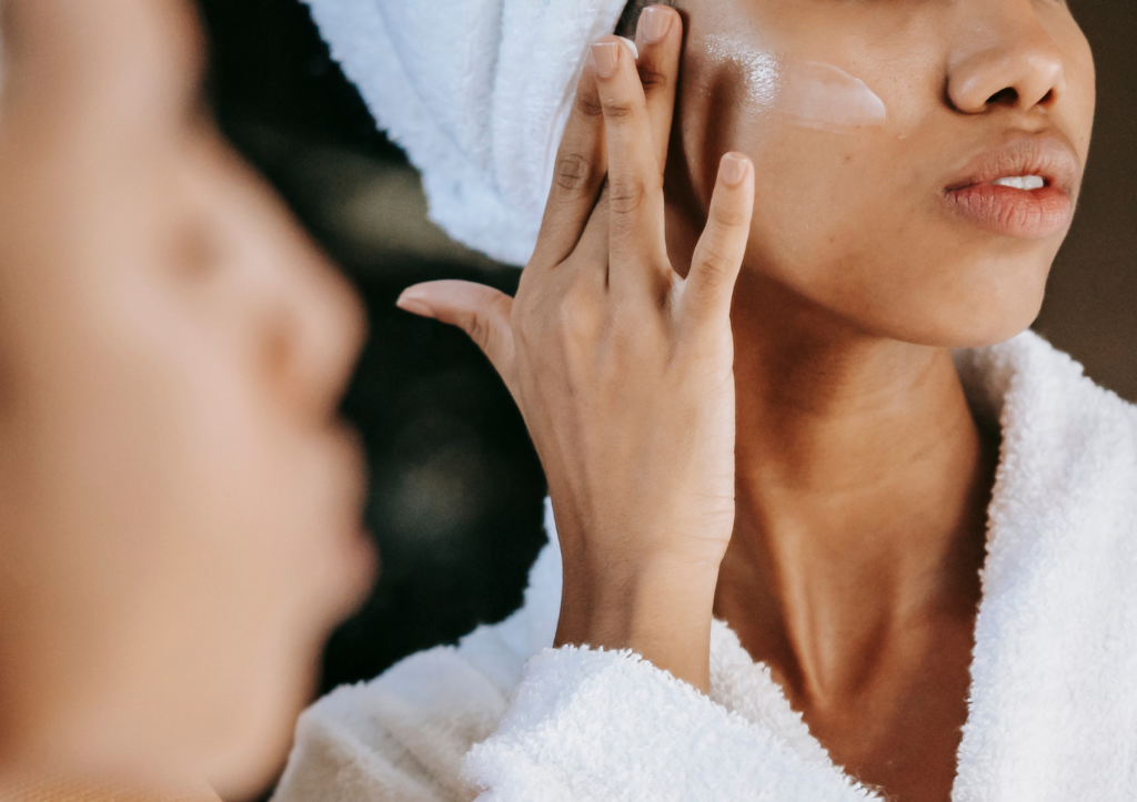 Femme passe sur son visage, la Crème de nuit Helena Rubinstein