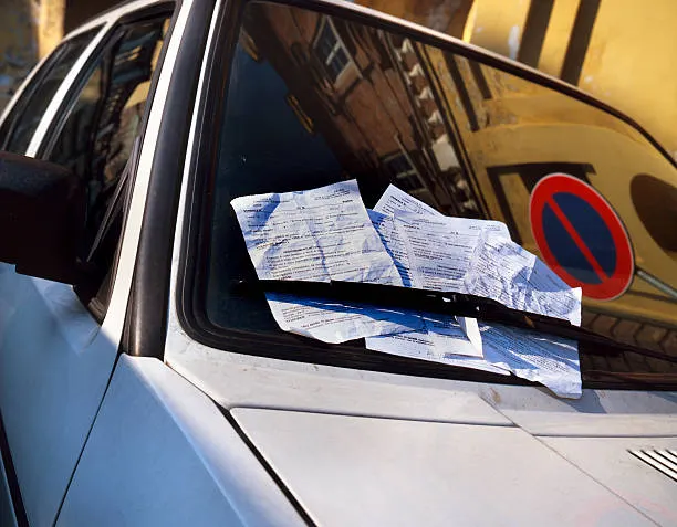 Des amendes collés sur le parebrise d'une voiture