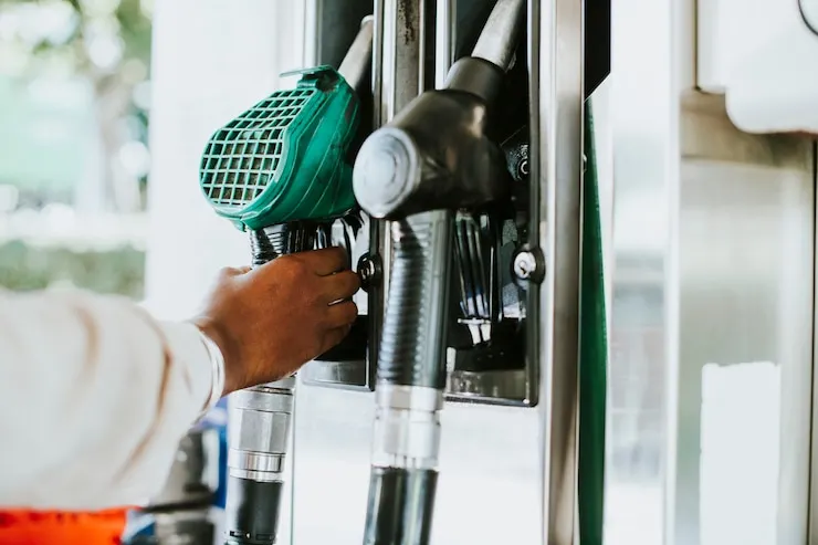 Une femme à la station-service pour prendre de l'essence