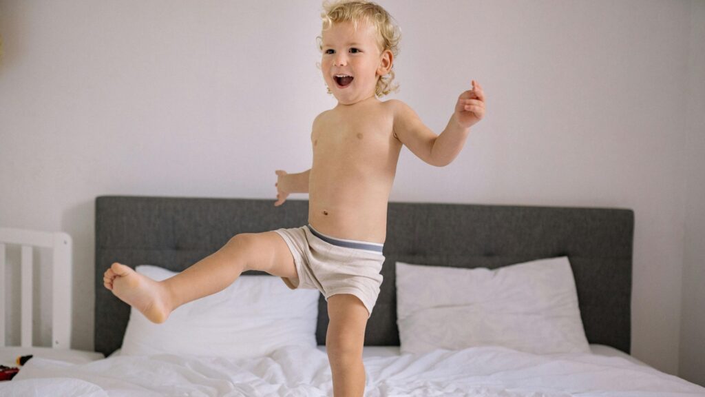 Enfant content et souriant