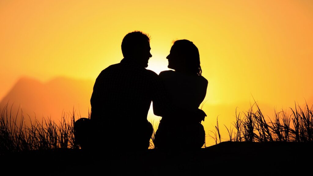 Silhouette de couple amoureux