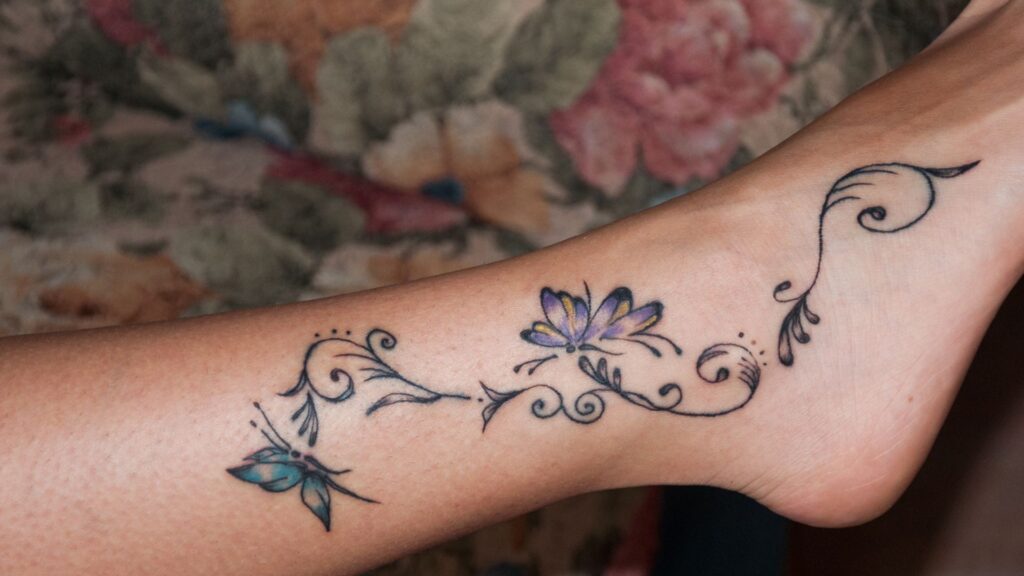 Tatouage fleur sur le pied d'une femme