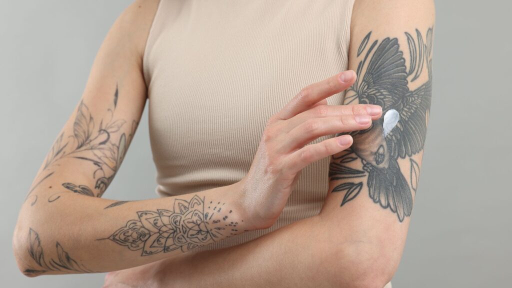 Un tatouage en fleur sur le bras d'une femme