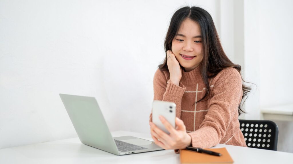 une femme joue au test de pureté sur son portable
