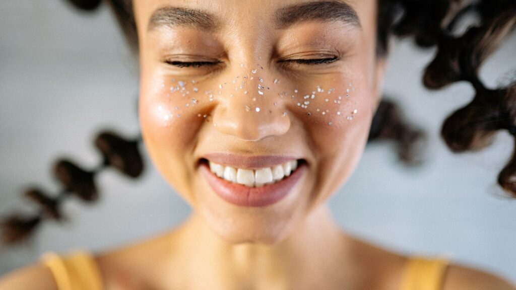 Femme souriante en toute pureté