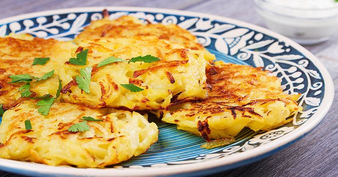 Râpée de pomme de terre servi dans plat