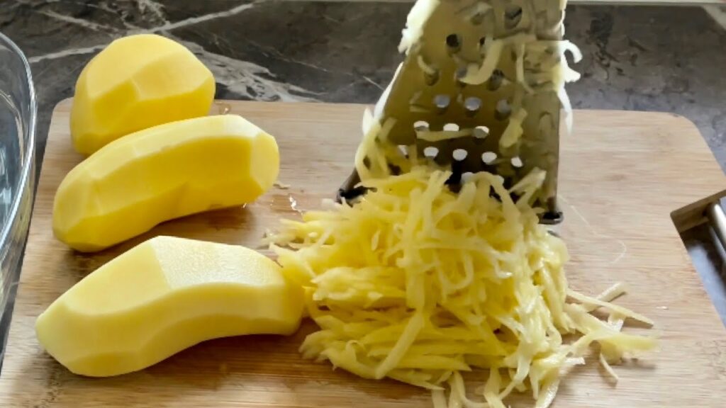 Pomme de terre entrain d'être rapée