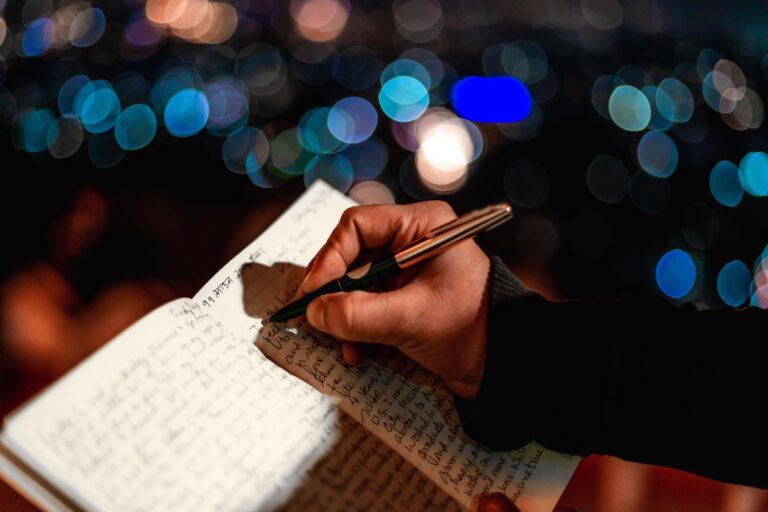 Main d'un homme qui écrit dans un cahier de texte