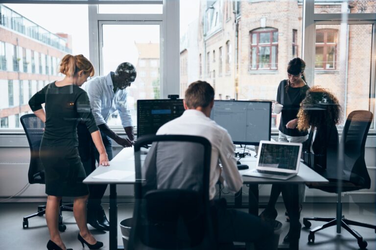 Groupe d'une entreprise informatique en session de travail en séance