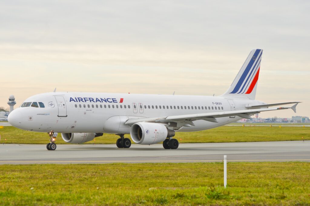 Un avion de Air France, en attente sur la piste de décollage