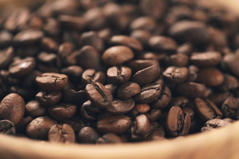 Grains de cafés dans un bol plein jusqu'au rebord