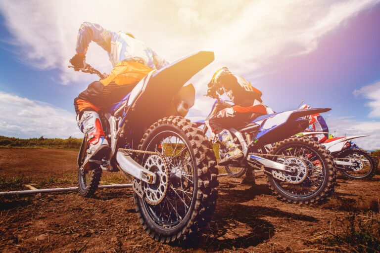 motocross alignée sur une piste de course