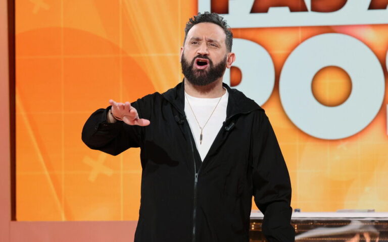 Cyril hanouna, en pleine controverse, pendant son émission TPMP sur C8