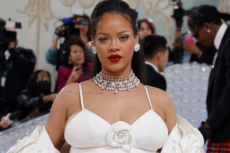 Rihanna enceinte, photo à la taille, habillée en robe blanche